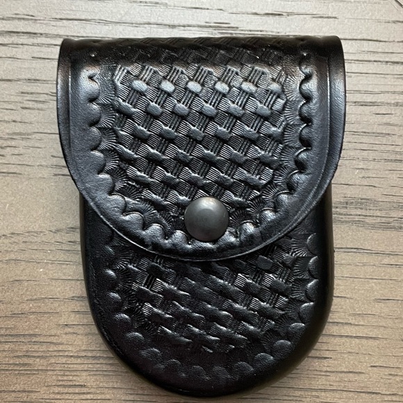 Stallion Leather handcuff case NWT
ASP Tactical Hinged Handcuff Holder [HASP] - Picture 4 of 6